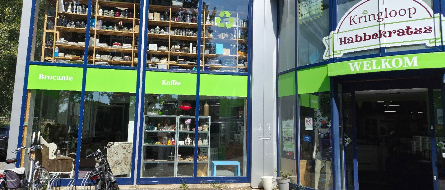 Etalage en ingang van Habbekratzz