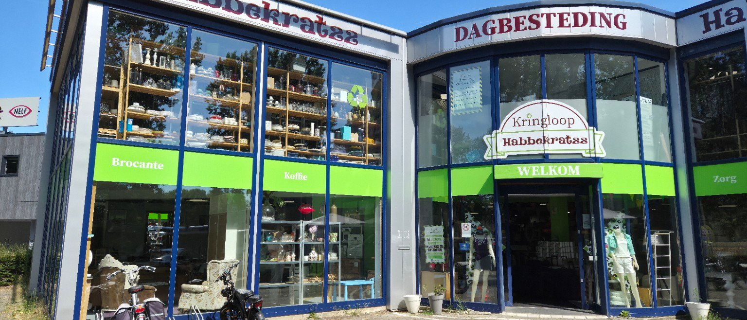 Voorzijde van Kringloop Habbekratzz in Almere